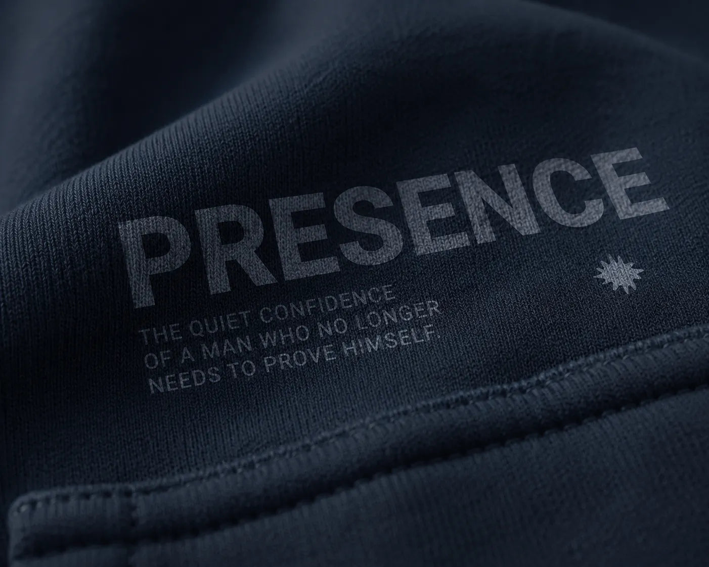 Close-up van het tonal Presence artwork op de navy BRTLS hoodie met zichtbare heavyweight stofstructuur en premium printdetail