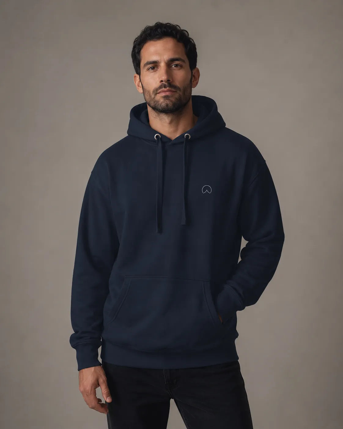 Navy BRTLS Presence hoodie met relaxed premium fit en minimalistische front embroidery gedragen door model in rustige studio setting