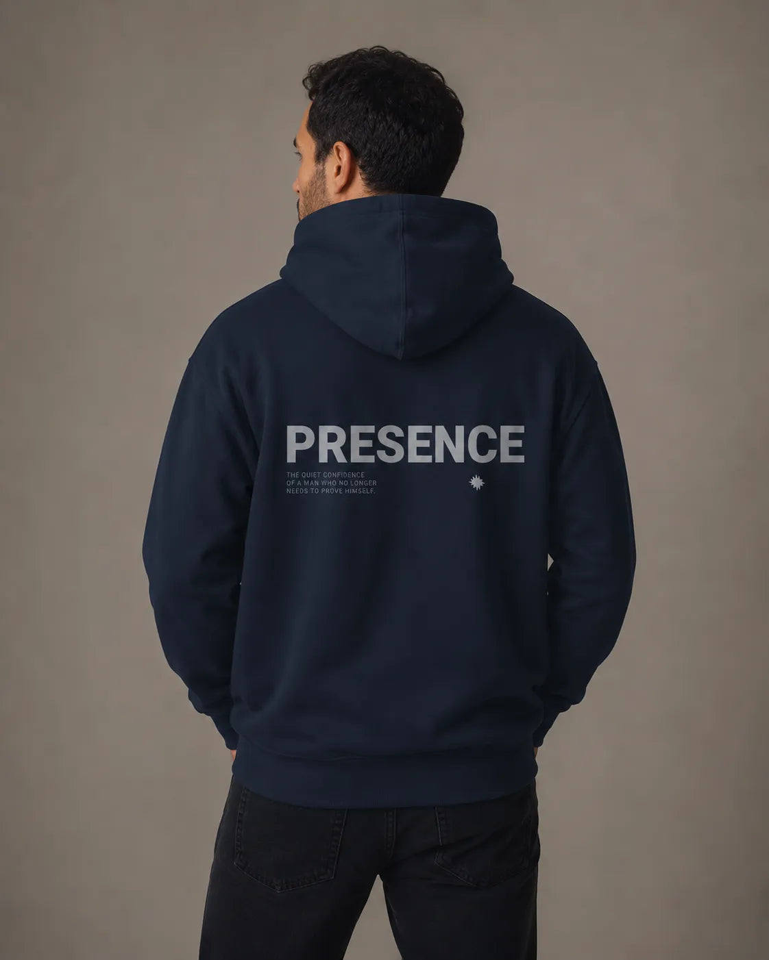 Achterzijde van de navy BRTLS Presence hoodie met tonal Presence artwork en premium heavyweight uitstraling
