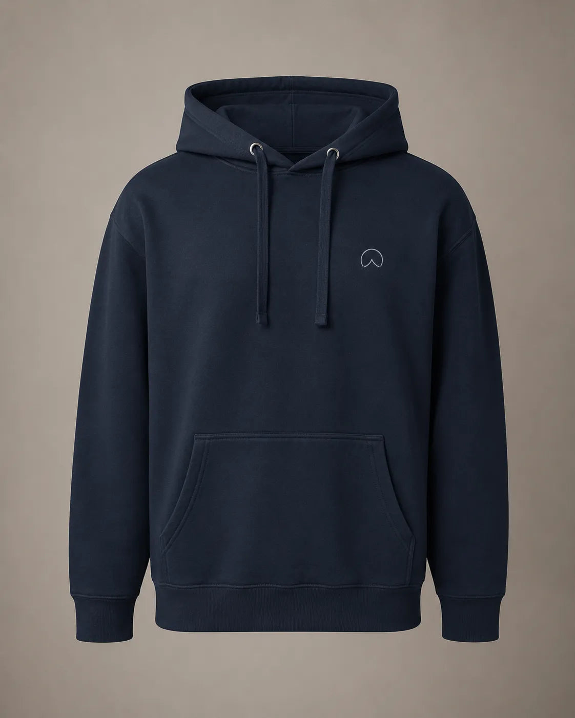 Frontaanzicht van de navy BRTLS Presence hoodie met minimalistische borst embroidery en heavyweight premium katoenblend
